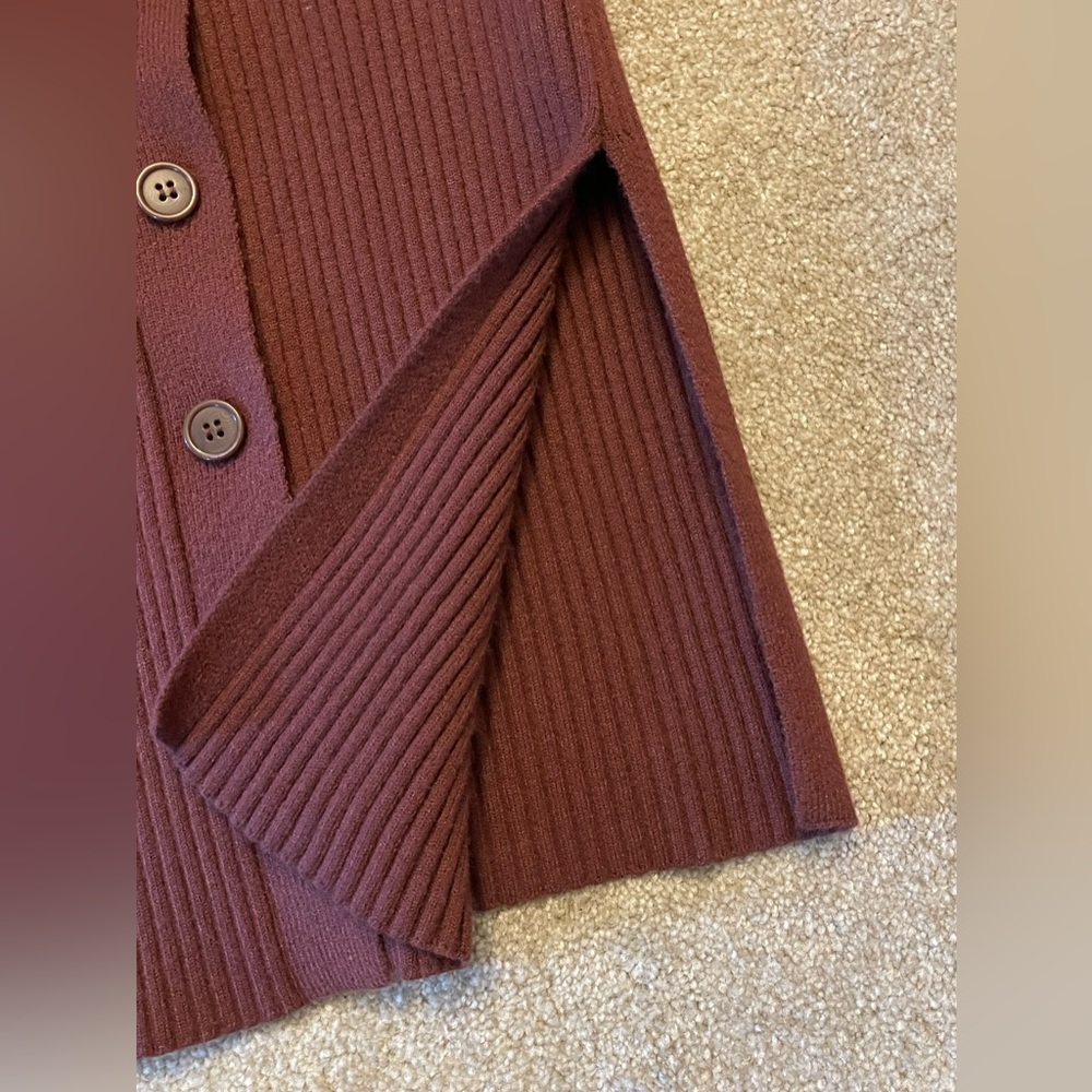 Like new burgundy long length sweater. Forever 21, size med. Excellent condition - Picture 5 of 5